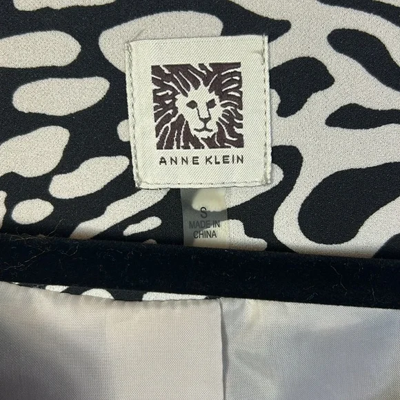 Anne Klein Black and White animal, print jacket size small lined flare sleeve - Picture 2 of 6